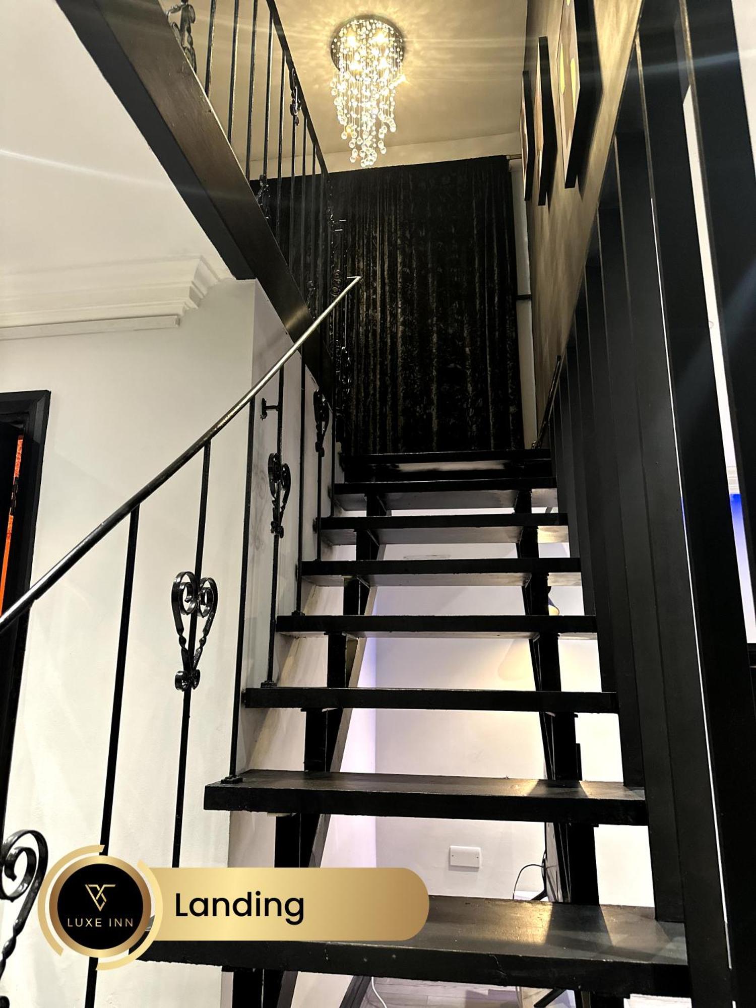 4 Bedroom House, Heathrow Airport, Luxe Inn Colnbrook Exterior foto