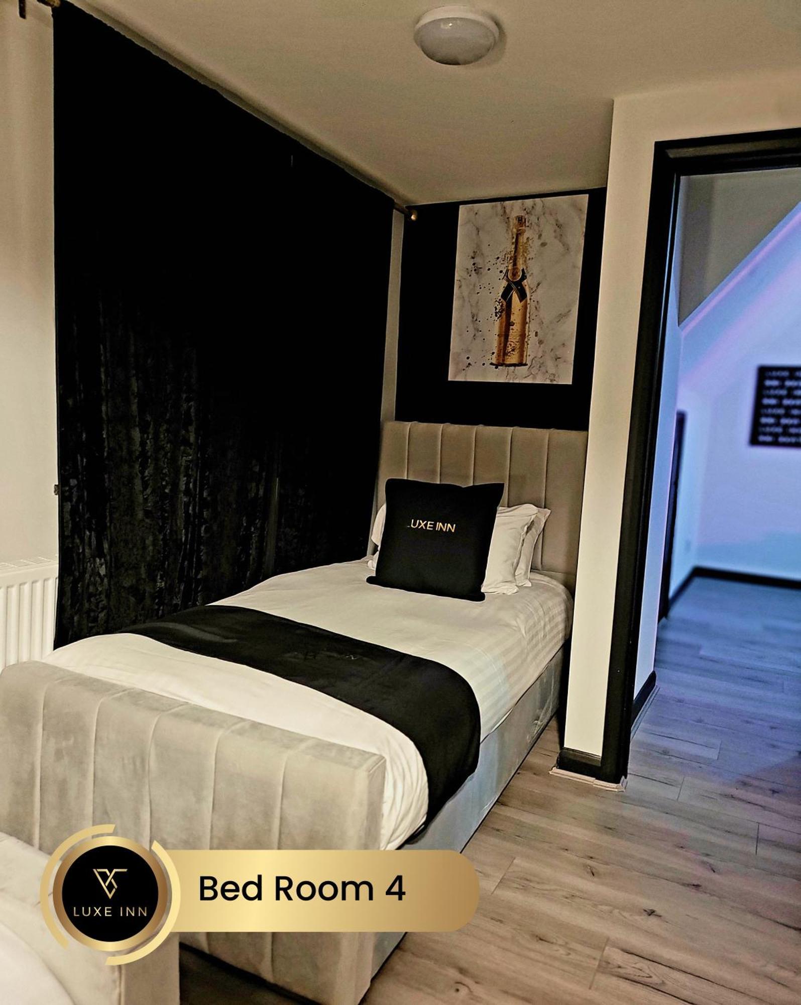 4 Bedroom House, Heathrow Airport, Luxe Inn Colnbrook Exterior foto