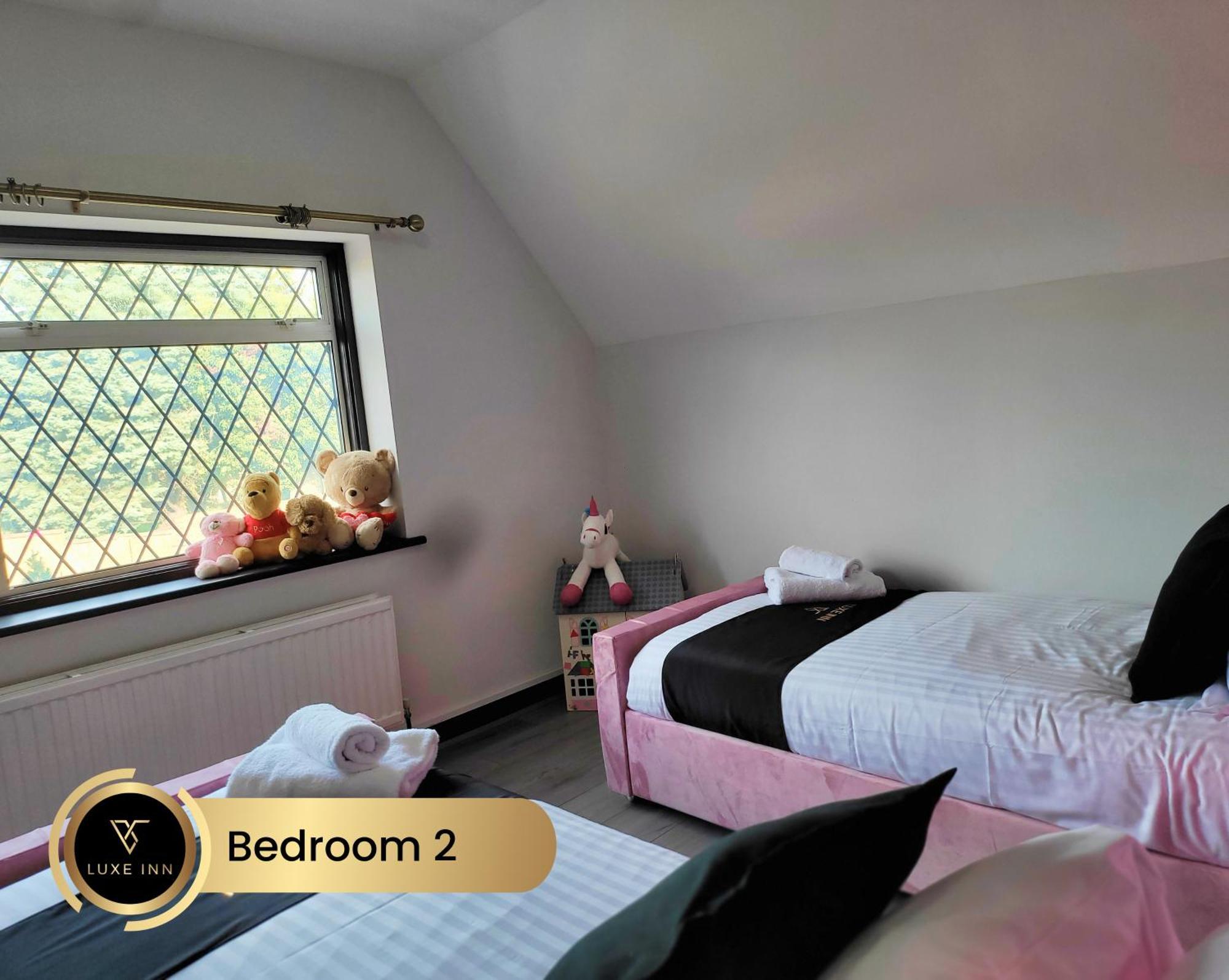 4 Bedroom House, Heathrow Airport, Luxe Inn Colnbrook Exterior foto