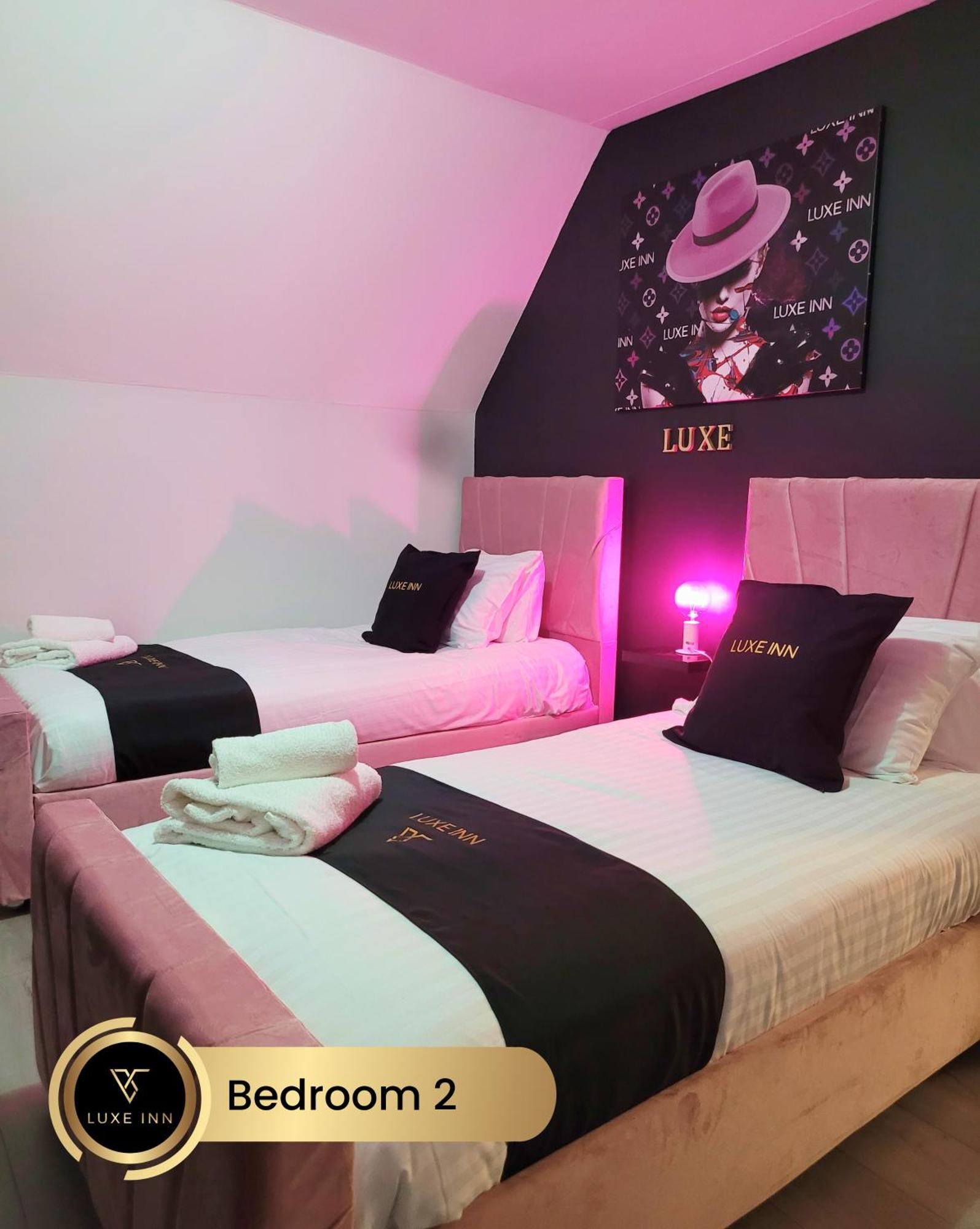 4 Bedroom House, Heathrow Airport, Luxe Inn Colnbrook Exterior foto