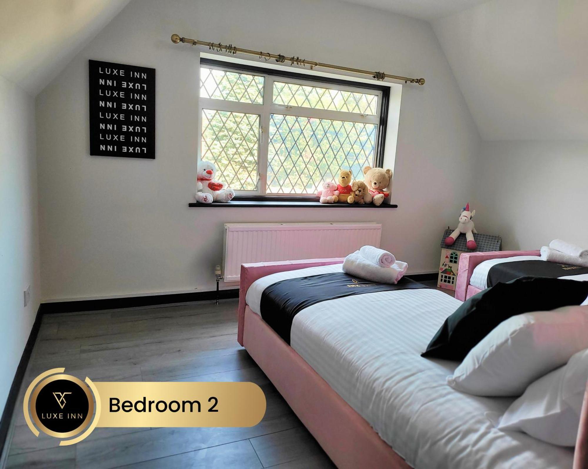 4 Bedroom House, Heathrow Airport, Luxe Inn Colnbrook Exterior foto