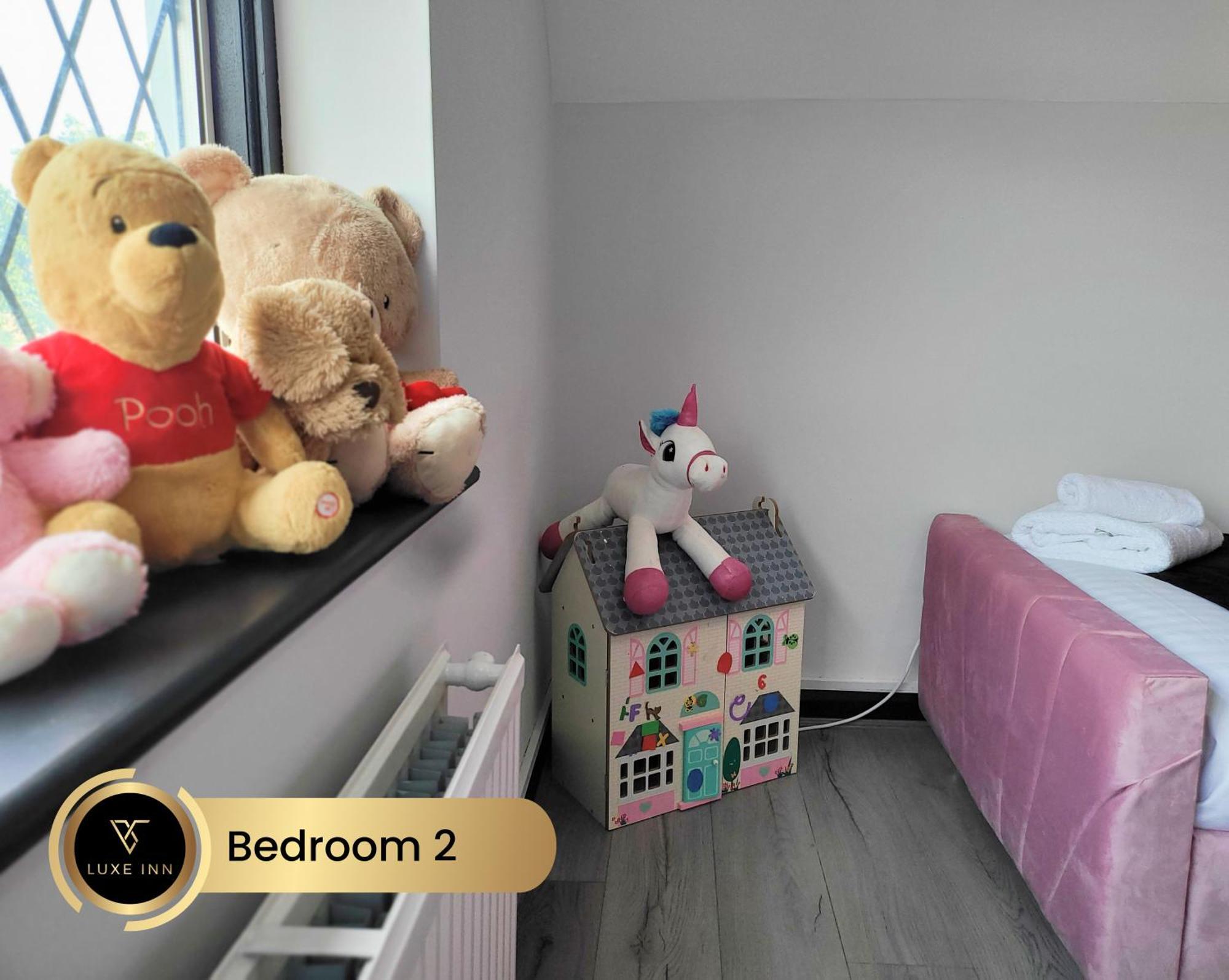 4 Bedroom House, Heathrow Airport, Luxe Inn Colnbrook Exterior foto