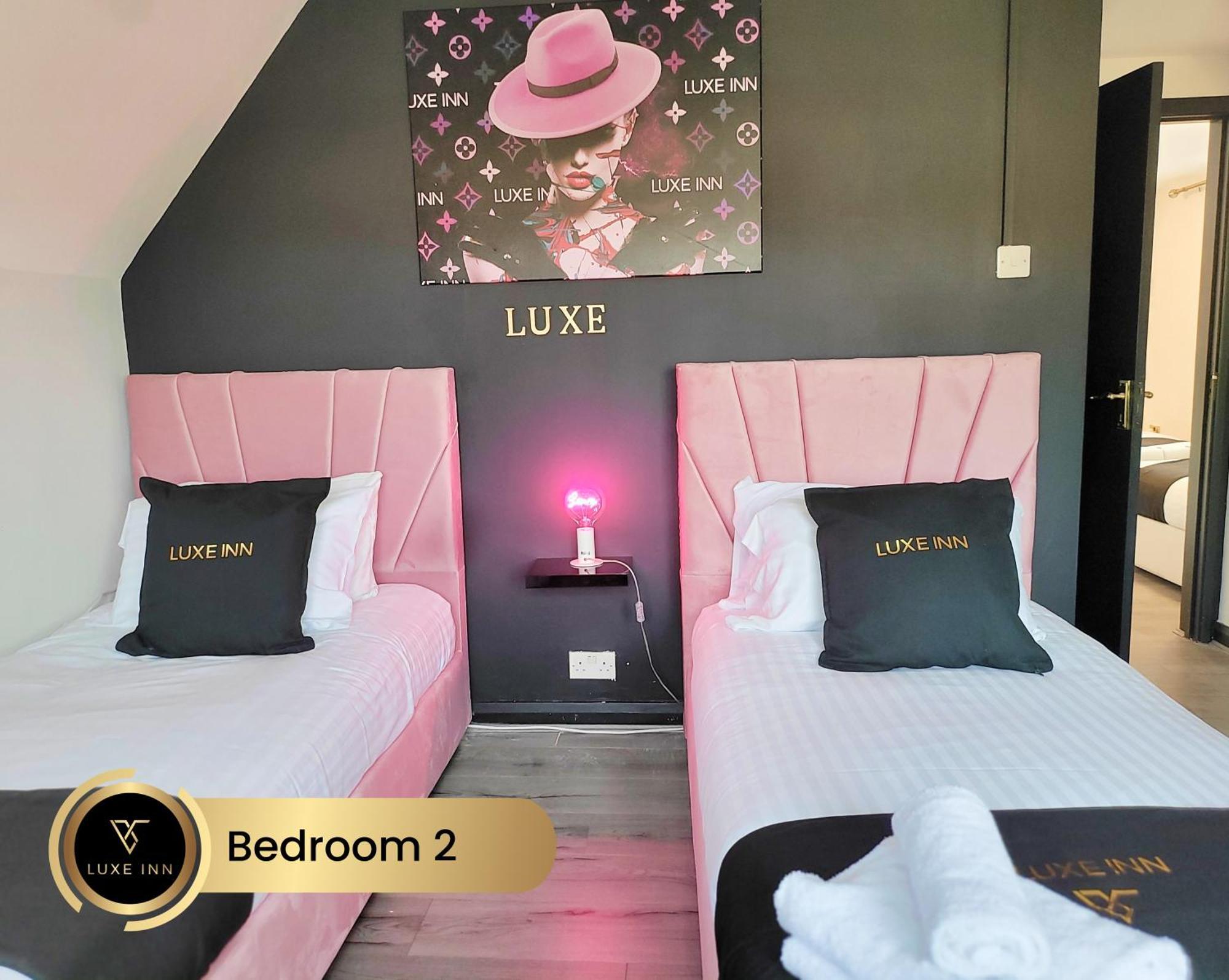 4 Bedroom House, Heathrow Airport, Luxe Inn Colnbrook Exterior foto